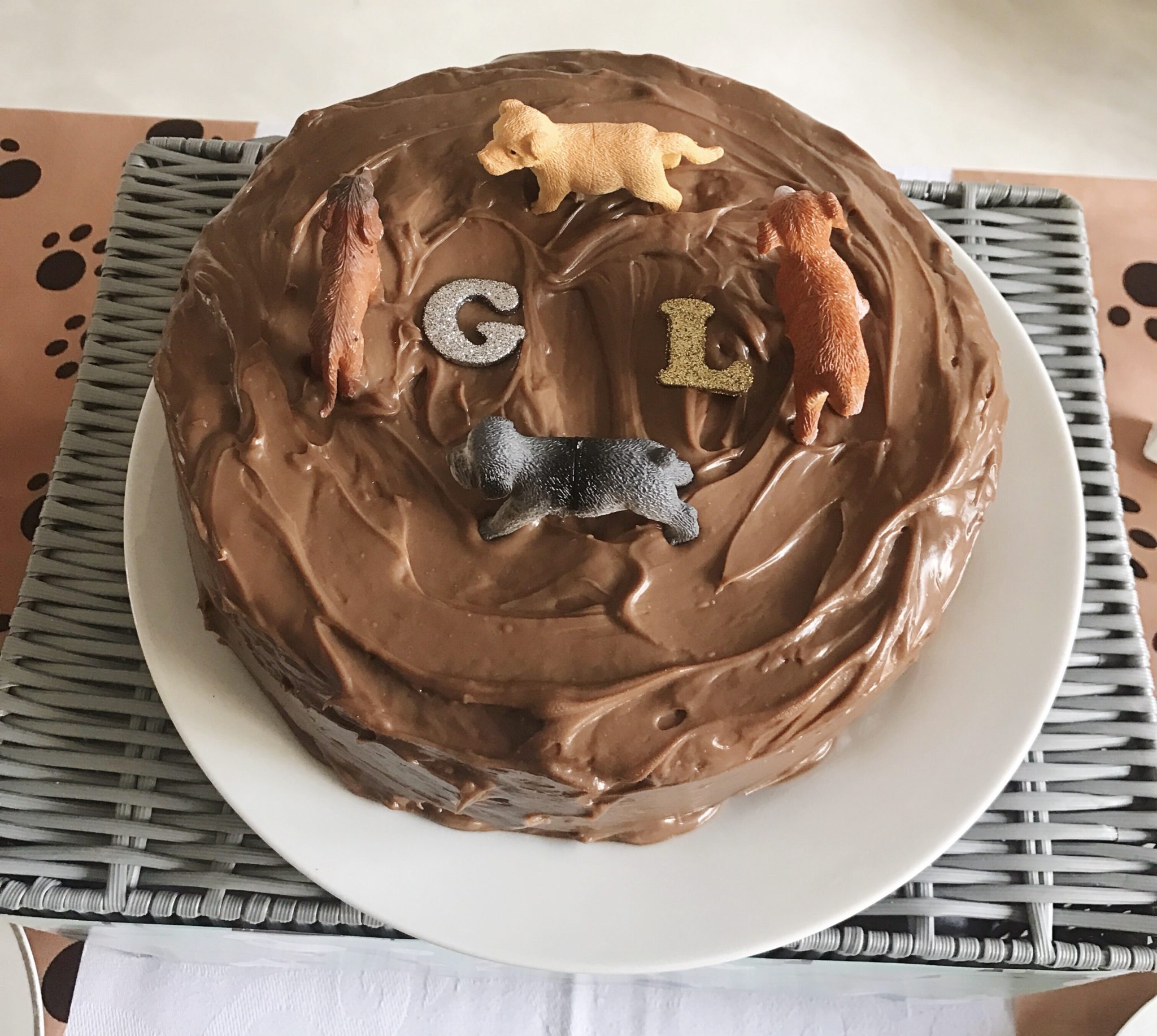 Chocolate cake with dog toppers for a puppy birthday party