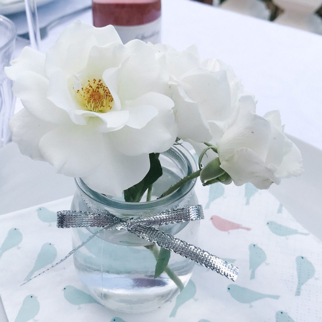 Simple table decor with roses from the garden in individual vases