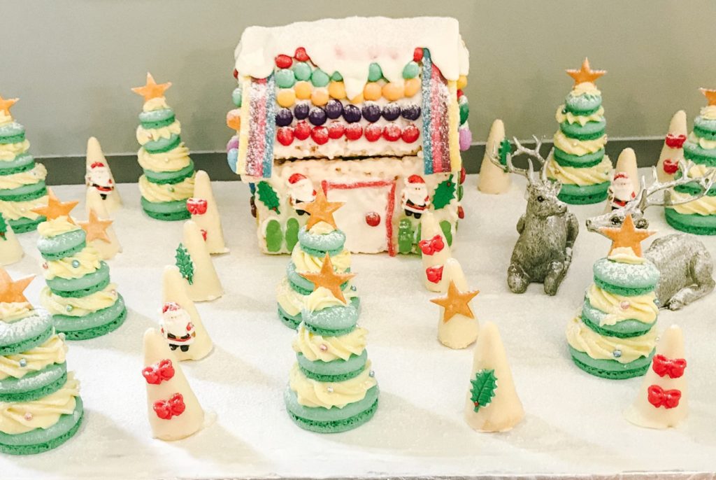 Macaron Christmas trees with a gingerbread house